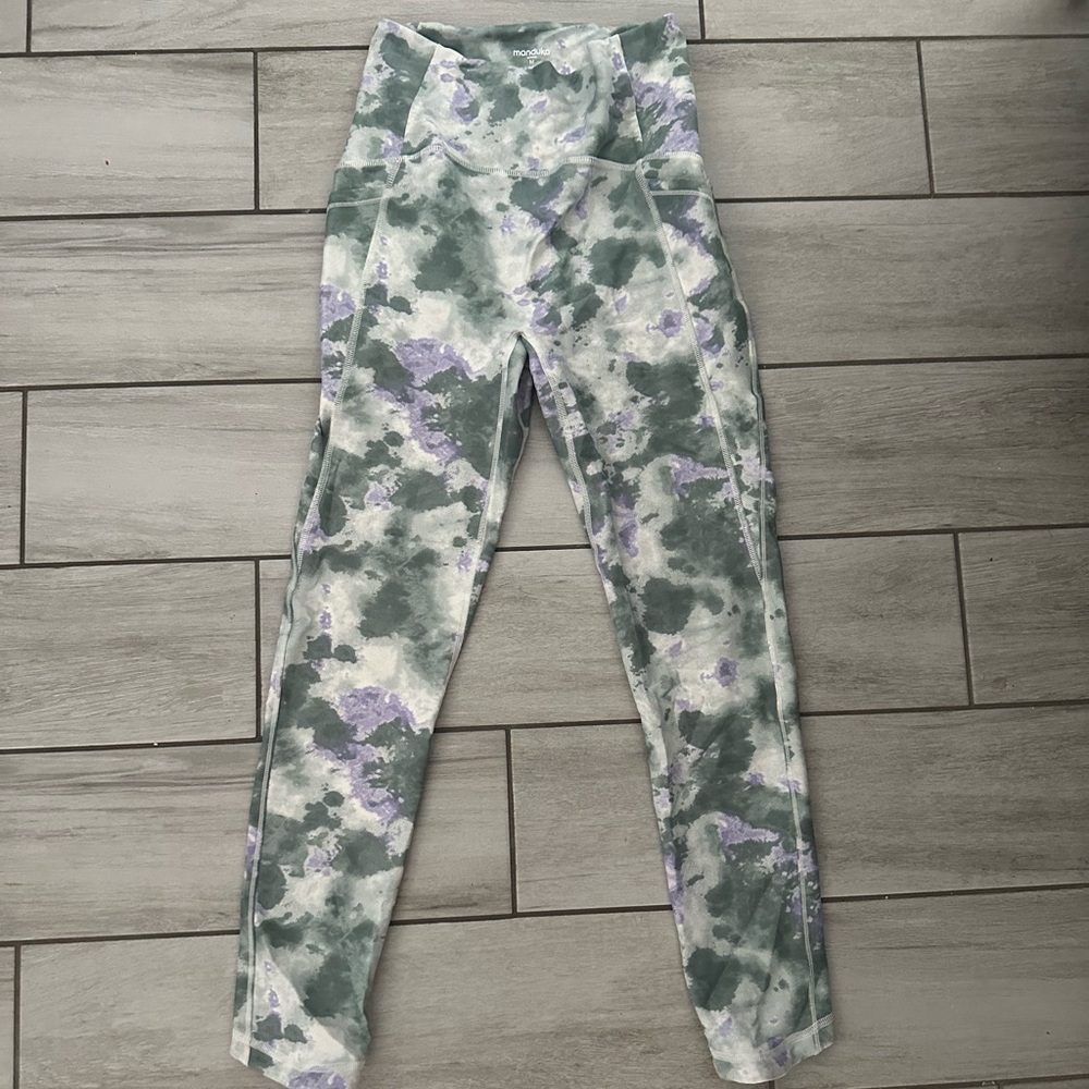 Manduka Size M leggings with pockets